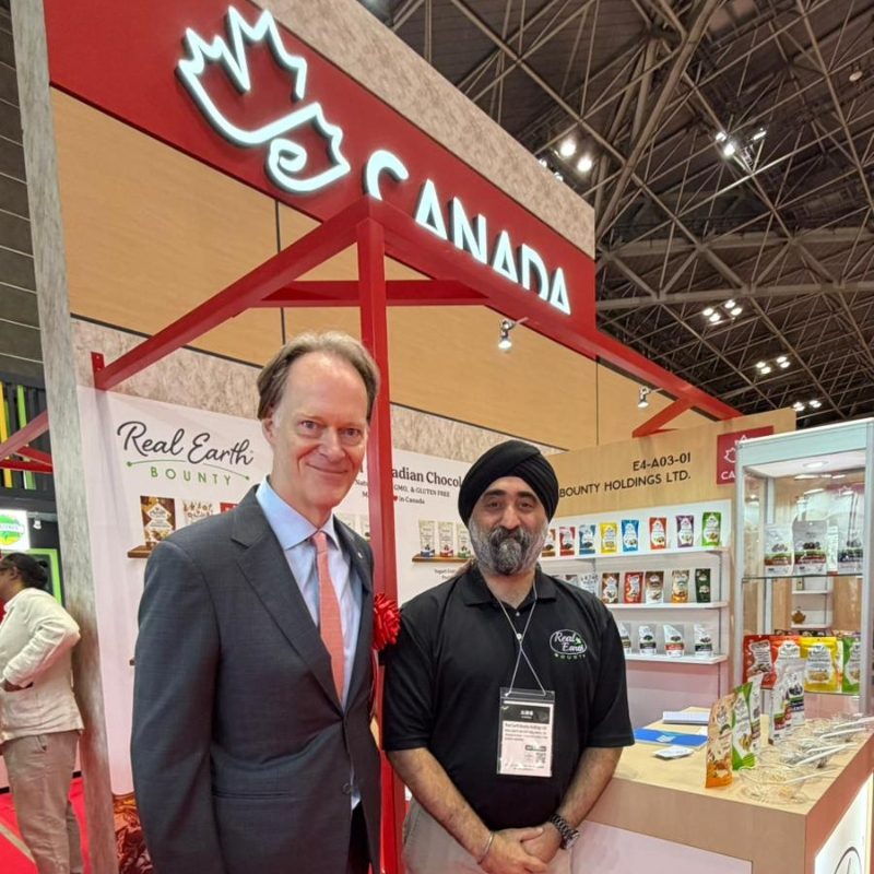 Manny Singh (à droite), accompagné de l’ambassadeur du Canada au Japon, Ian G. McKay (à gauche) au salon FOODEX Japan.
